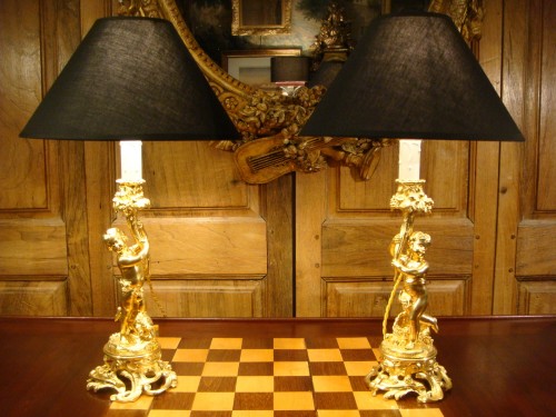 Paire de lampes Bougeoirs en bronze doré aux Amours - Luminaires Style Napoléon III