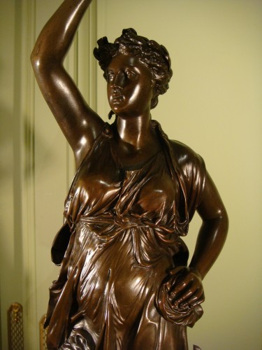 Luminaires  - Femme porte torchère en bronze - Jean Louis Grégoire (1840 – 1890)