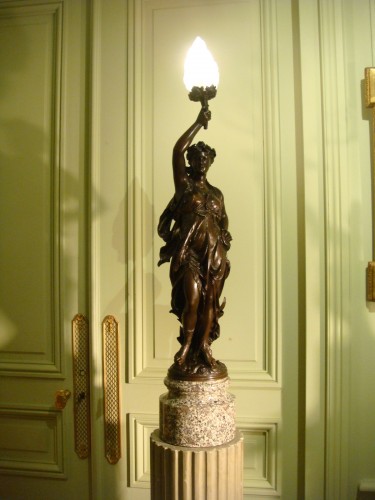 Antiquités - Femme porte torchère en bronze - Jean Louis Grégoire (1840 – 1890)