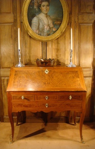 Bureau de pente Louis XV en noyer  - Mobilier Style Louis XV