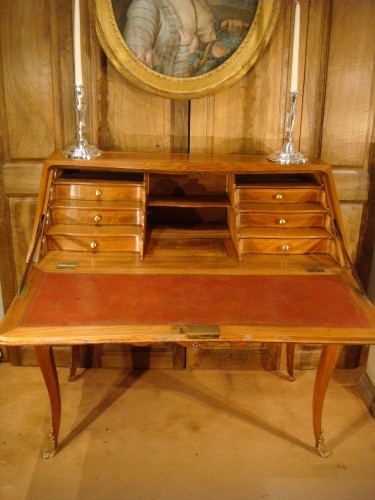 Mobilier Bureau et Secrétaire - Bureau de pente Louis XV en noyer 