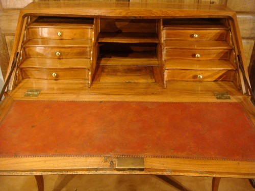 XVIIIe siècle - Bureau de pente Louis XV en noyer 