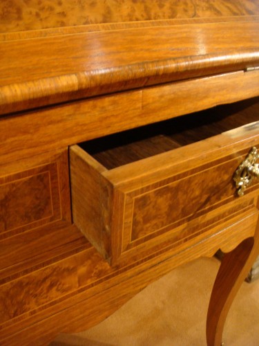 Louis XV - Bureau de pente Louis XV en noyer 