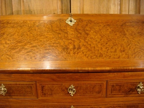 Antiquités - Bureau de pente Louis XV en noyer 