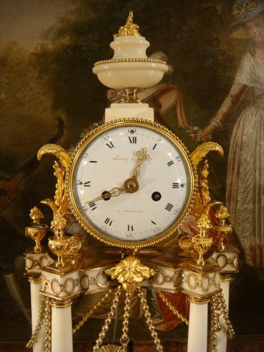 Pendule en marbre blanc et bronze doré d'époque Louis XVI - Horlogerie Style Louis XVI