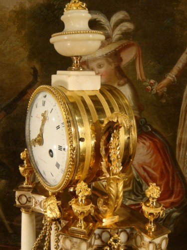 XVIIIe siècle - Pendule en marbre blanc et bronze doré d'époque Louis XVI