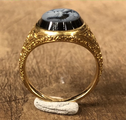 Gold Ring with a nicolo intaglio representing Eros - Antique Jewellery Style 