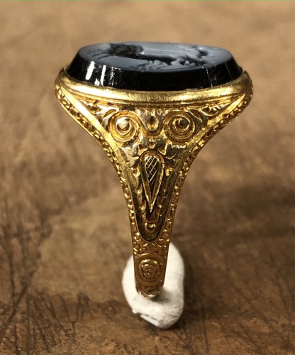 Antique Jewellery  - Gold Ring with a nicolo intaglio representing Eros