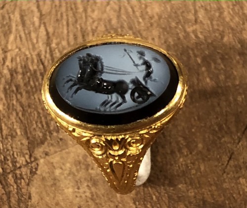 Gold Ring with a nicolo intaglio representing Eros - 