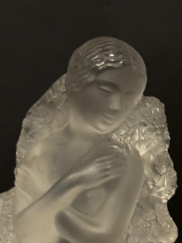 Verrerie, Cristallerie  - Femme en verre moulé Signé René Lalique