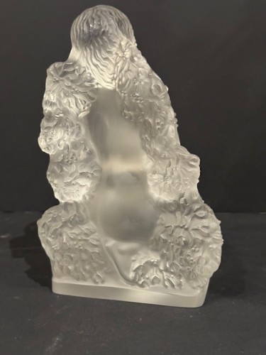 Antiquités - Femme en verre moulé Signé René Lalique