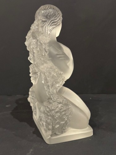 Antiquités - Femme en verre moulé Signé René Lalique