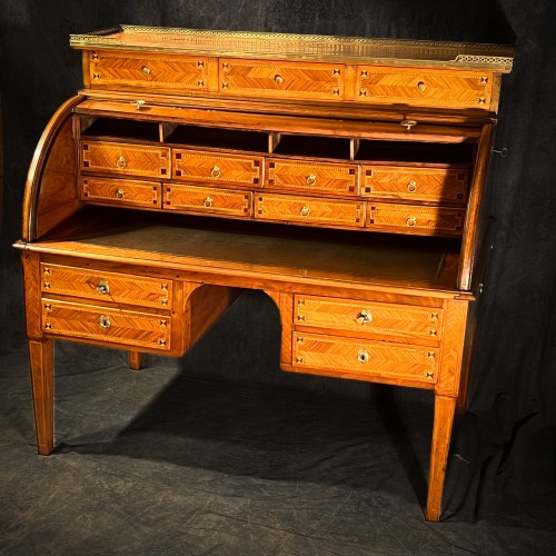 Important 18th Century Castle Cylinder Desk - 