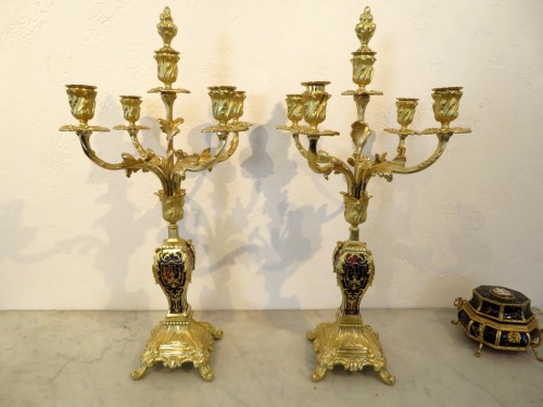 XIXe siècle - Paire de candélabres d'époque Napoléon III en marqueterie Boulle et en bronze