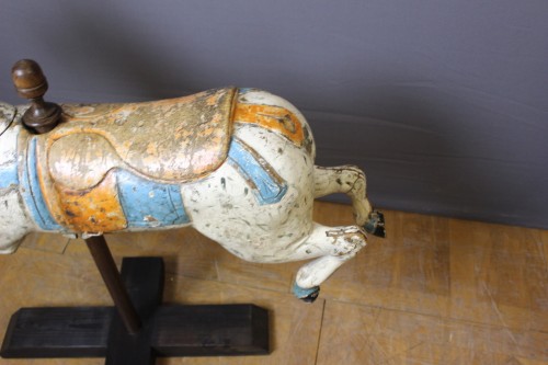 Antiquités - Cheval de manège en bois sculpté