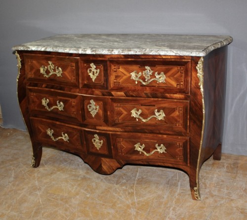 XVIIIe siècle - Commode Louis XV en marqueterie de palissandre