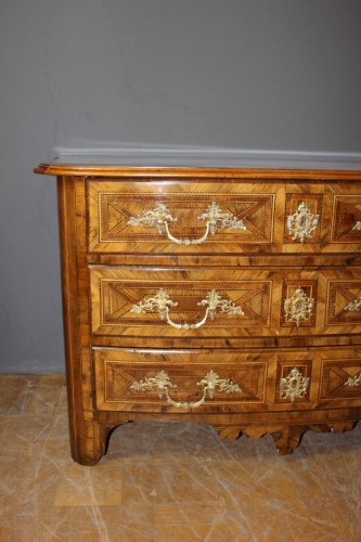 XVIIIe siècle - Commode Louis XIV en marqueterie de noyer