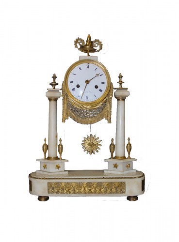 Pendule en marbre blanc et bronze vers 1800