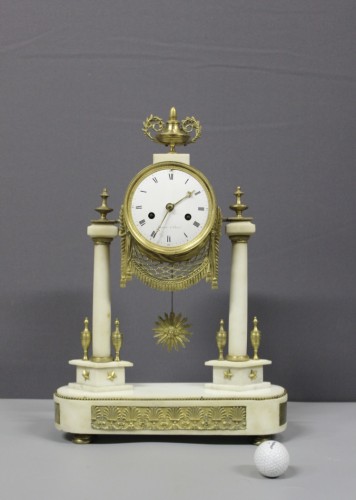 Horlogerie Pendule - Pendule en marbre blanc et bronze vers 1800