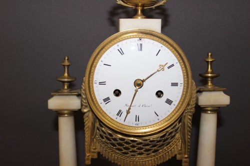 XVIIe siècle - Pendule en marbre blanc et bronze vers 1800