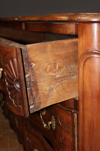 Walnut crossbow chest of drawers, Provence 18th century - Louis XV