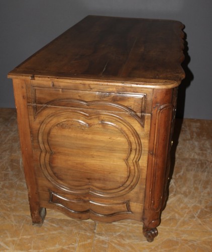 Louis XV - Commode arbalète en noyer, provence XVIIIe siècle