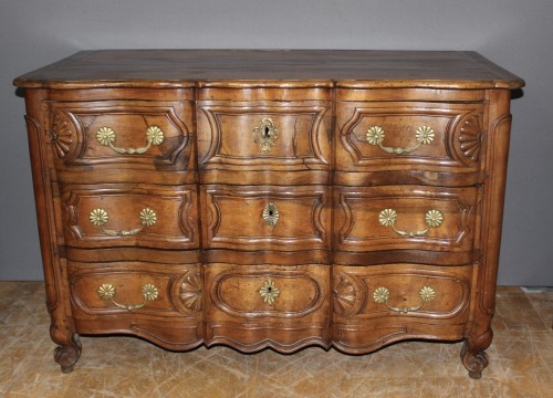 Antiquités - Commode arbalète en noyer, provence XVIIIe siècle