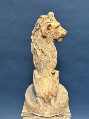 XVIIIe siècle - Paire de lions en terre cuite, époque Louis XV 18e siècle