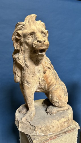 Antiquités - Paire de lions en terre cuite, époque Louis XV 18e siècle