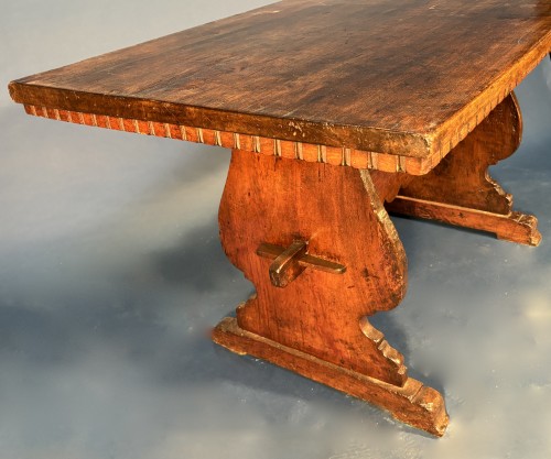 Antiquités - Walnut travel table, Italian Renaissance period