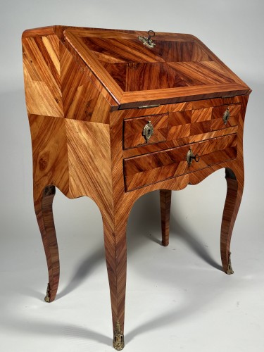 XVIIIe siècle - Bureau d’enfant en bois de rose, Paris ép Louis XV