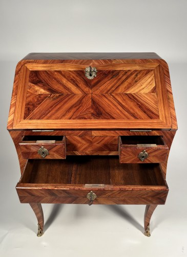 Antiquités - Bureau d’enfant en bois de rose, Paris ép Louis XV