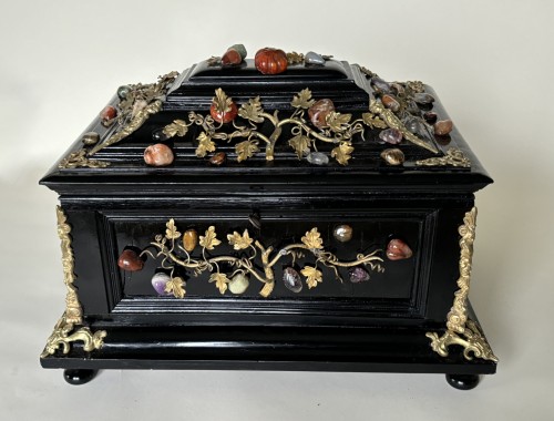 Objects of Vertu  - Jewelry box decorated with hard stones, Florence circa 1720