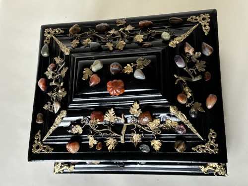 18th century - Jewelry box decorated with hard stones, Florence circa 1720