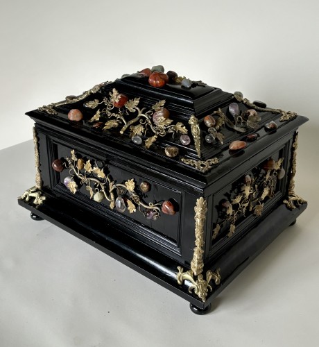 Antiquités - Jewelry box decorated with hard stones, Florence circa 1720