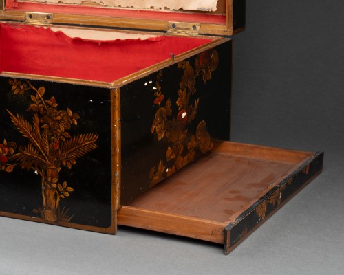 Antiquités - Coffret à système en vernis martin, Paris vers 1730-1750