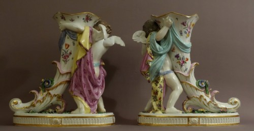 Céramiques, Porcelaines  - Paire de grands vases Rhyton en porcelaine de Samson XIXe