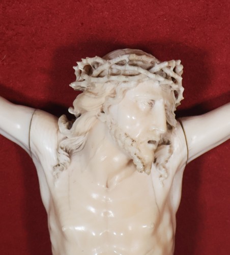 XVIIIe siècle - Christ provençal en ivoire époque Louis XV