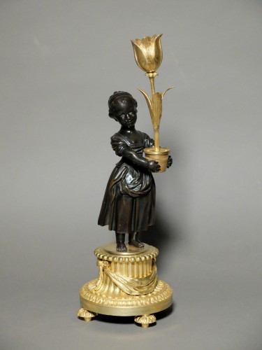 Paire de bougeoirs aux enfants jardiniers, XVIIIe siècle - Luminaires Style Louis XVI