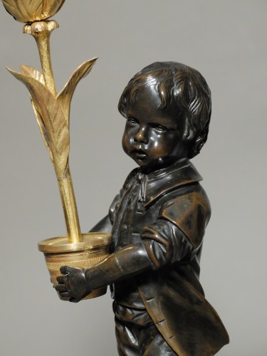 Antiquités - Paire de bougeoirs aux enfants jardiniers, XVIIIe siècle