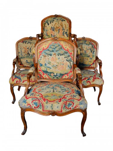 Suite de 4 fauteuils à la Reine estampillés de Delanois