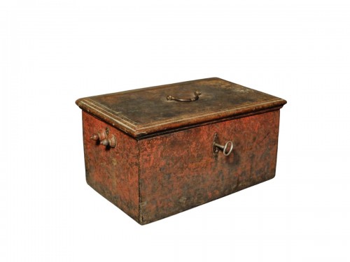 Wooden box from the beginning of the 17th century 