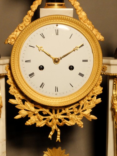 Pendule portique d'époque Louis XVI aux égyptiennes - Horlogerie Style Louis XVI