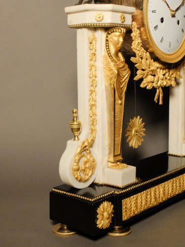 Antiquités - Louis XVI period portico clock with egyptian women 