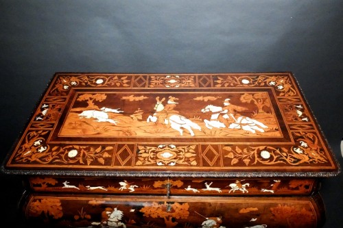 Italian chest of drawers with hunting scenes - Lombardy 18th century  - Furniture Style Louis XV