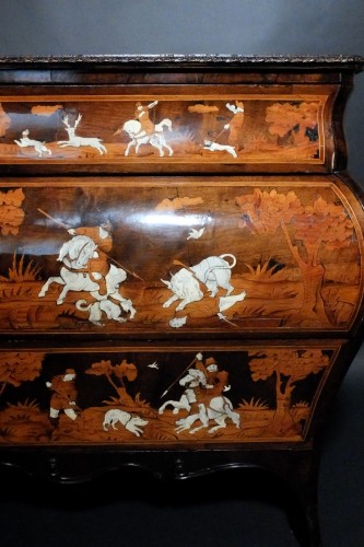 Italian chest of drawers with hunting scenes - Lombardy 18th century  - 