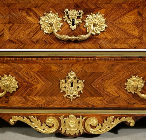 Antiquités - Commode Régence en sarcophage