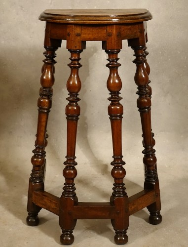 Paire d'escabelles XVIIe ou tabourets de chantre à 6 pieds en noyer - Mobilier Style Louis XIV