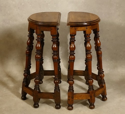 Mobilier Console - Paire d'escabelles XVIIe ou tabourets de chantre à 6 pieds en noyer