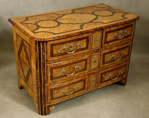 XVIIIe siècle - Commode grenobloise Louis XIV en bois des Alpes